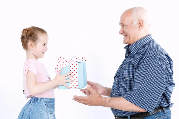 Petite-fille faisant un cadeau à grand-père — Photo