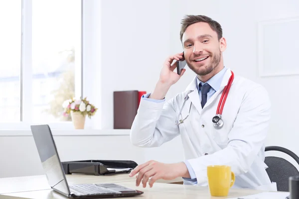 Mooi cardioloog praten op de mobiele telefoon — Stockfoto