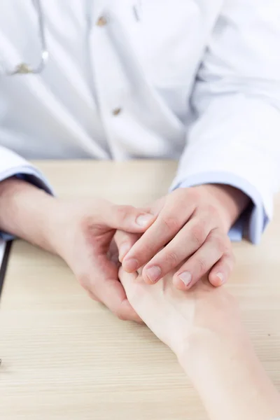 Bonito médico sosteniendo la mano del paciente — Foto de Stock