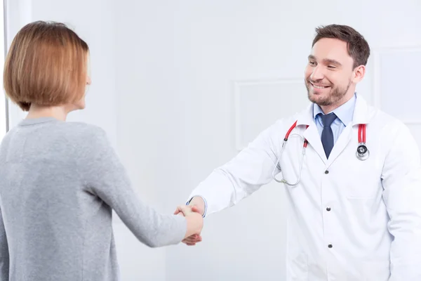 Netter Arzt beim Händeschütteln mit dem Patienten — Stockfoto