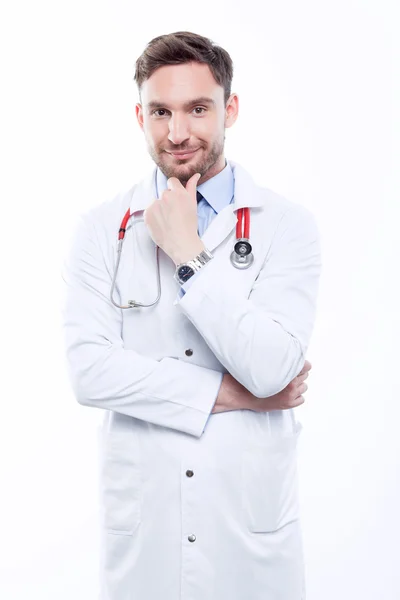 Schöner Arzt steht auf weißem Hintergrund — Stockfoto