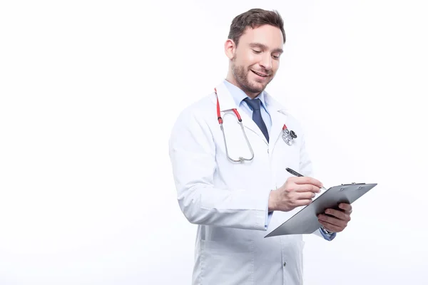 Médico profissional preenchendo os papéis — Fotografia de Stock