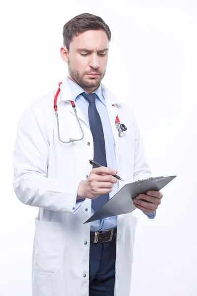 Médico pensativo segurando papéis — Fotografia de Stock