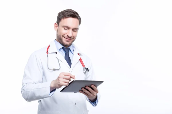 Stilig läkare hålla den bärbara datorn — Stockfoto
