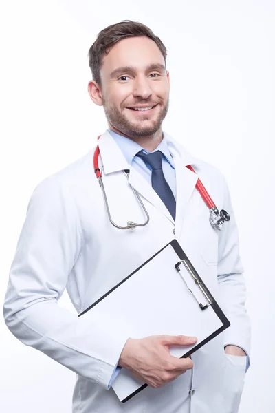 Médico sorridente segurando os papéis — Fotografia de Stock