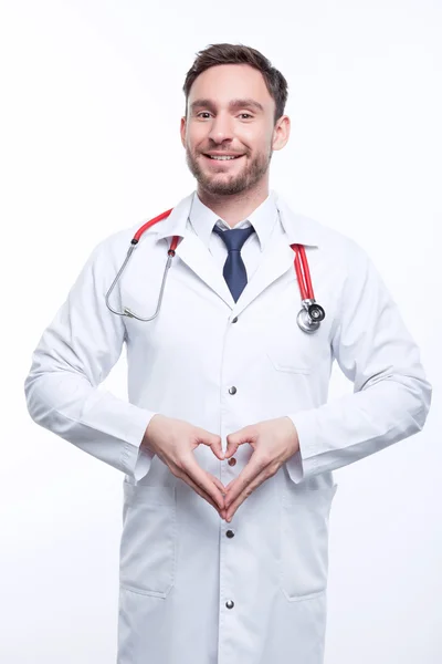 Sorridente medico mostrando amore — Foto Stock