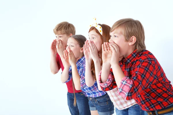 Lachende kinderen roepen vrienden — Stockfoto