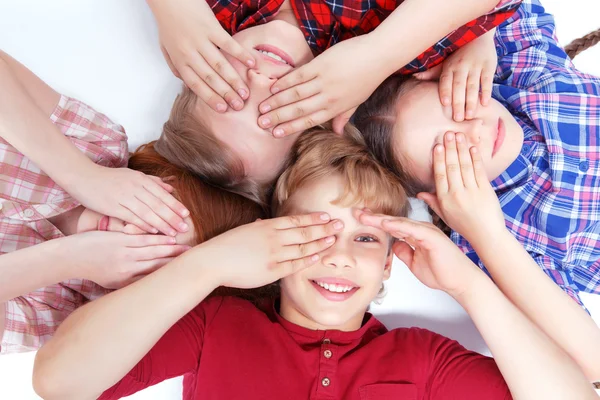 Vista dall'alto dei bambini sdraiati sul pavimento — Foto Stock