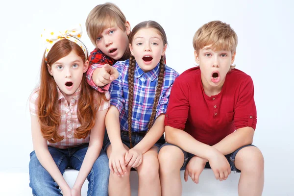 Lachende vrienden samen zitten — Stockfoto