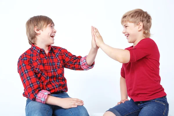 Lächelnde Jungen auf dem Boden — Stockfoto