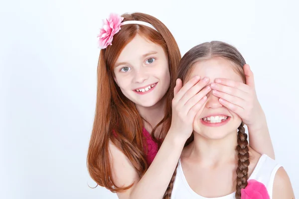 Meninas alegres brincando juntos — Fotografia de Stock