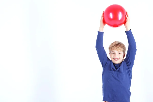 Ragazzo allegro che tiene la palla — Foto Stock