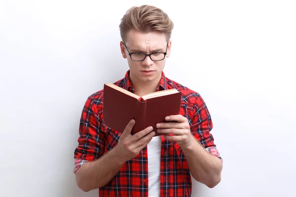 Slimme jongen die betrokken zijn bij lezing — Stockfoto