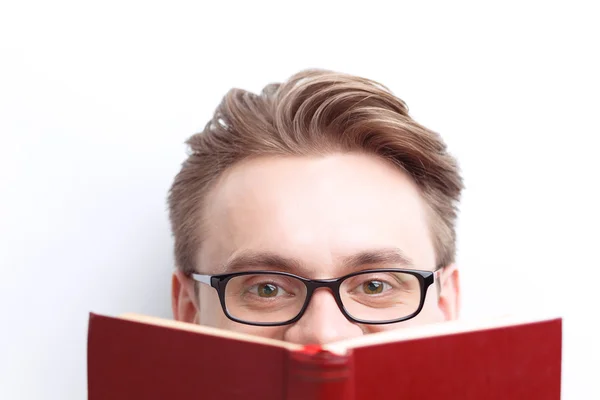 Schlauer Typ beim Lesen — Stockfoto