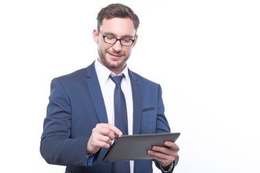 Belgili tanımlık laptop tutan güzel iş adamı