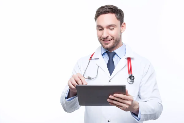 Stilig läkare hålla den bärbara datorn — Stockfoto