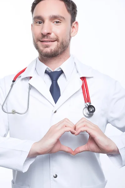 Sorridente medico mostrando amore — Foto Stock