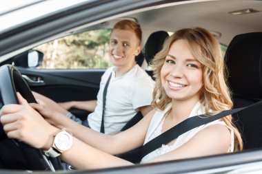 Arabadaki genç çift.