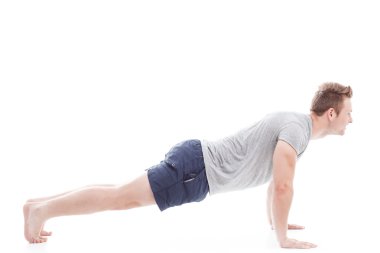 Şınav çeken genç adam.