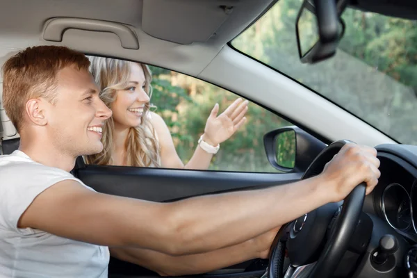 Unga par i bilen — Stockfoto