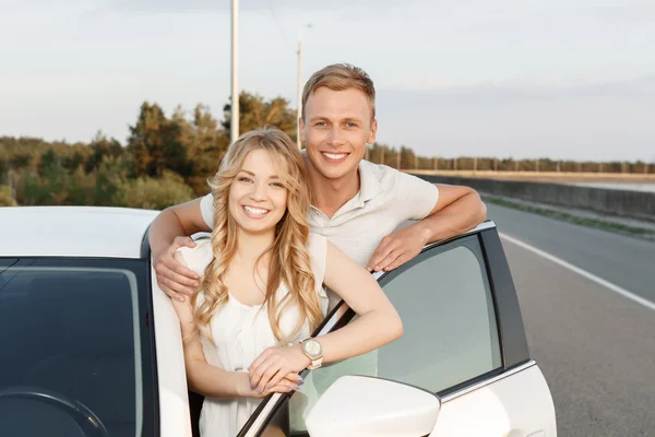 Preciosa pareja cerca del coche —  Fotos de Stock