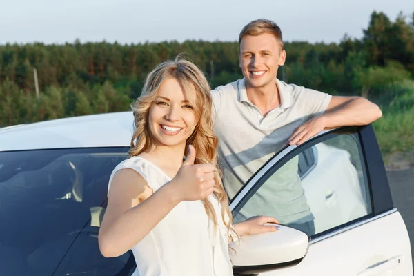 Mooie paar in de buurt van de auto — Stockfoto