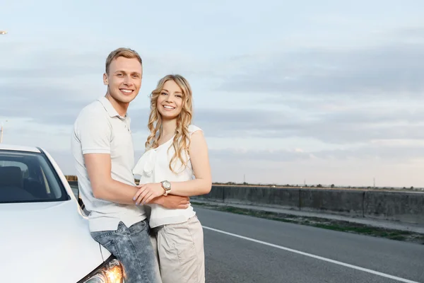 Casal encantador perto do carro — Fotografia de Stock