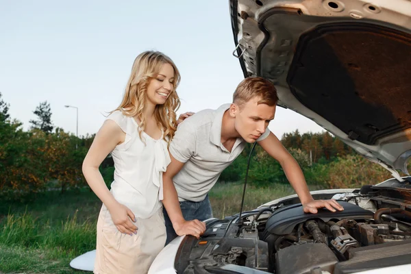 Preciosa pareja cerca del coche — Foto de Stock