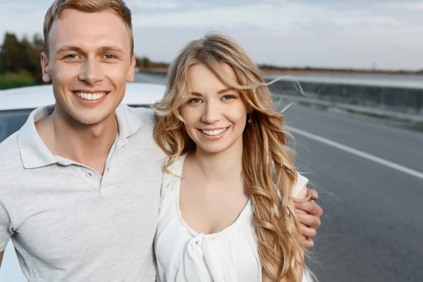 Casal encantador perto do carro — Fotografia de Stock