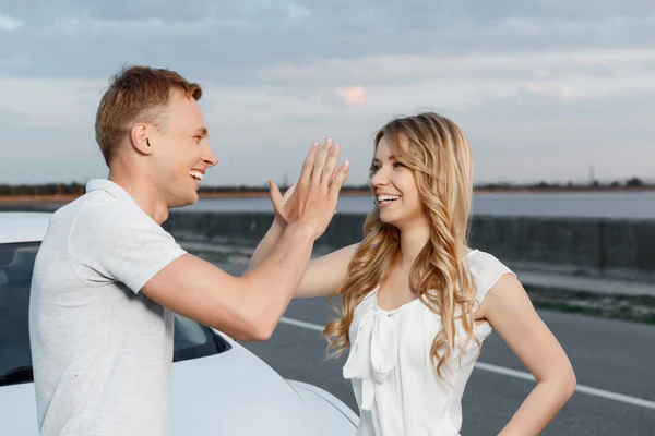 Casal encantador perto do carro — Fotografia de Stock