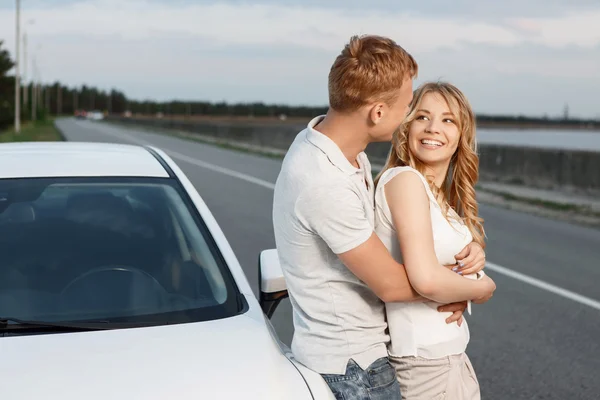 Liebes Paar in der Nähe des Autos — Stockfoto