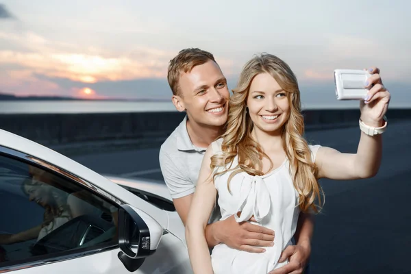 Casal encantador perto do carro — Fotografia de Stock