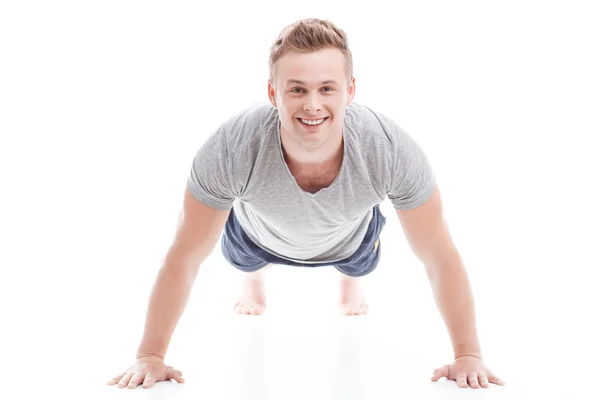 Joven haciendo flexiones — Foto de Stock