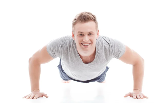 Young man doing push ups — Stock Photo, Image