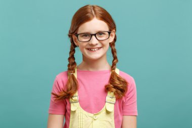 güzel kız gözlüklü