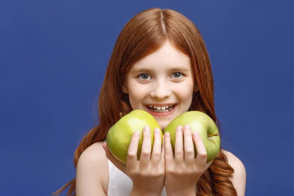 Sonriente chica sosteniendo manzanas — Foto de Stock