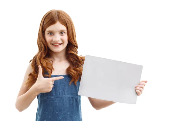 Menina segurando folha de papel — Fotografia de Stock
