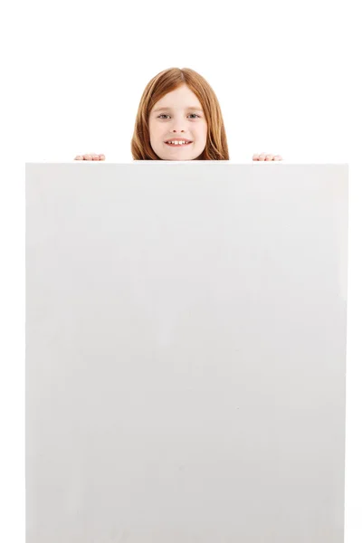 Meisje verbergen achter witte doos. — Stockfoto