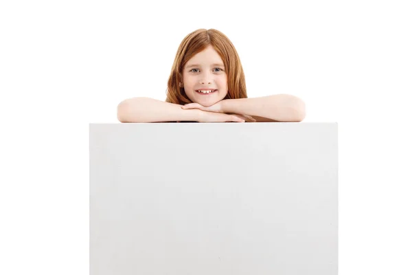 Meisje die hand op de doos — Stockfoto
