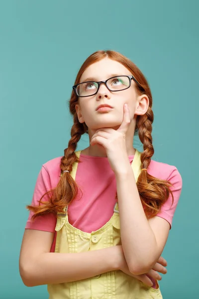 Leuk meisje in glazen denken. — Stockfoto