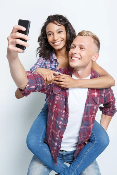 Pareja feliz haciendo fotos —  Fotos de Stock