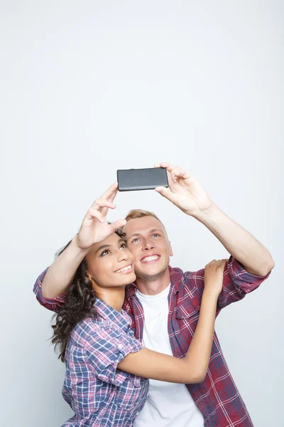 Pareja feliz haciendo fotos —  Fotos de Stock