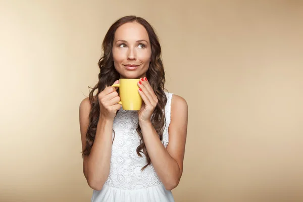 Hermosa chica con taza de té — Foto de Stock