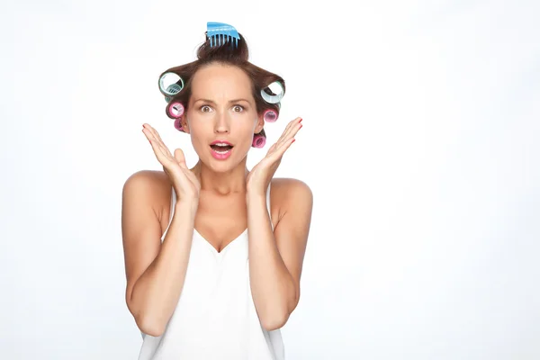 Retrato de uma mulher com rolos de cabelo — Fotografia de Stock