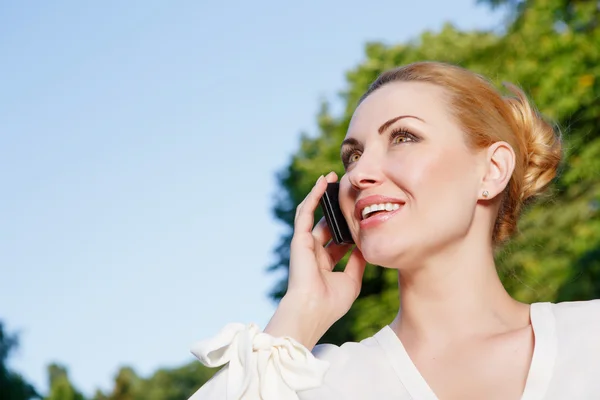 Femme occupée parlant par téléphone portable en plein air — Photo