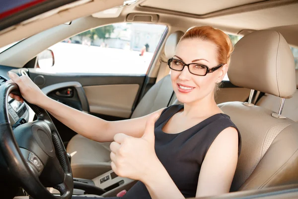 Beautiful businesswoman inside with thumbs-up — Stock Photo, Image