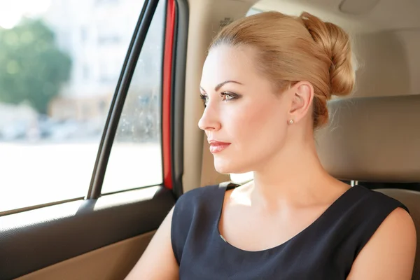 Porträtt av affärskvinna i bil — Stockfoto