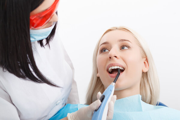 Женщина во время посещения стоматолога
