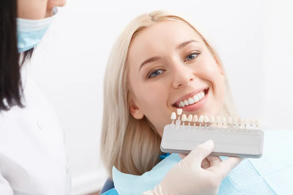 Woman by dentist and doctor matching filling — Stock Photo, Image