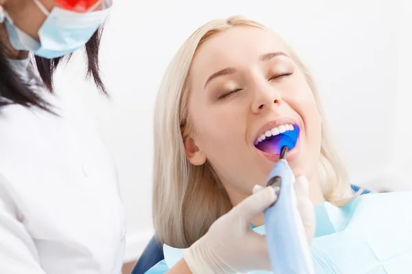 Женщина во время посещения стоматолога — стоковое фото